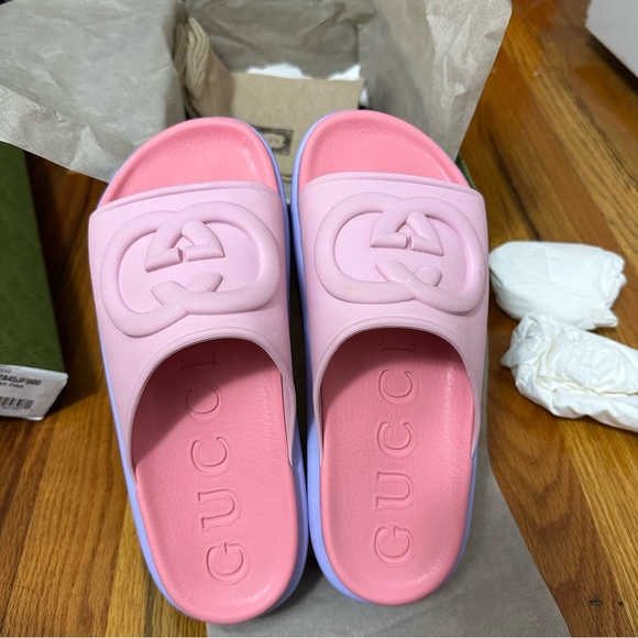 Gucci WOMEN'S SLIDE SANDAL WITH INTERLOCKING G - Picture 6 of 9